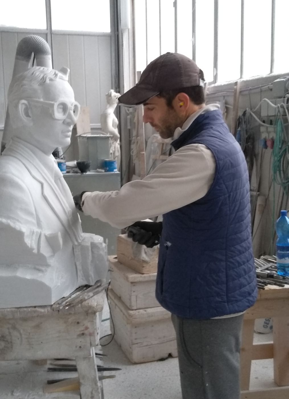 Alberto Giannoni hand-finishing a contemporary marble portrait bust at Studio Giannoni, Pietrasanta